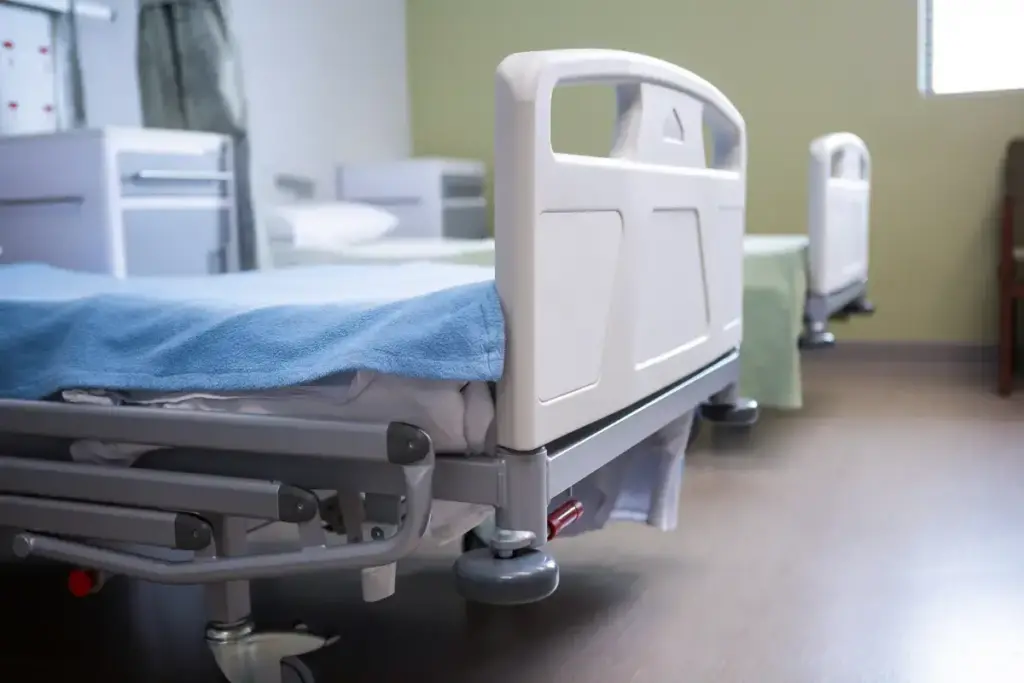 Dos camas de hospital vacías en una habitación de pacientes